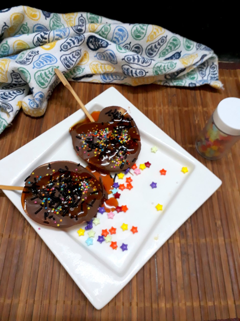 Apple Chocolate Pops