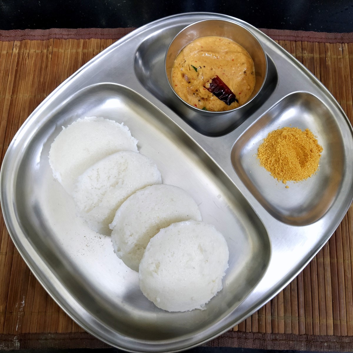 Khusboo Idli with Ulundu Chutney